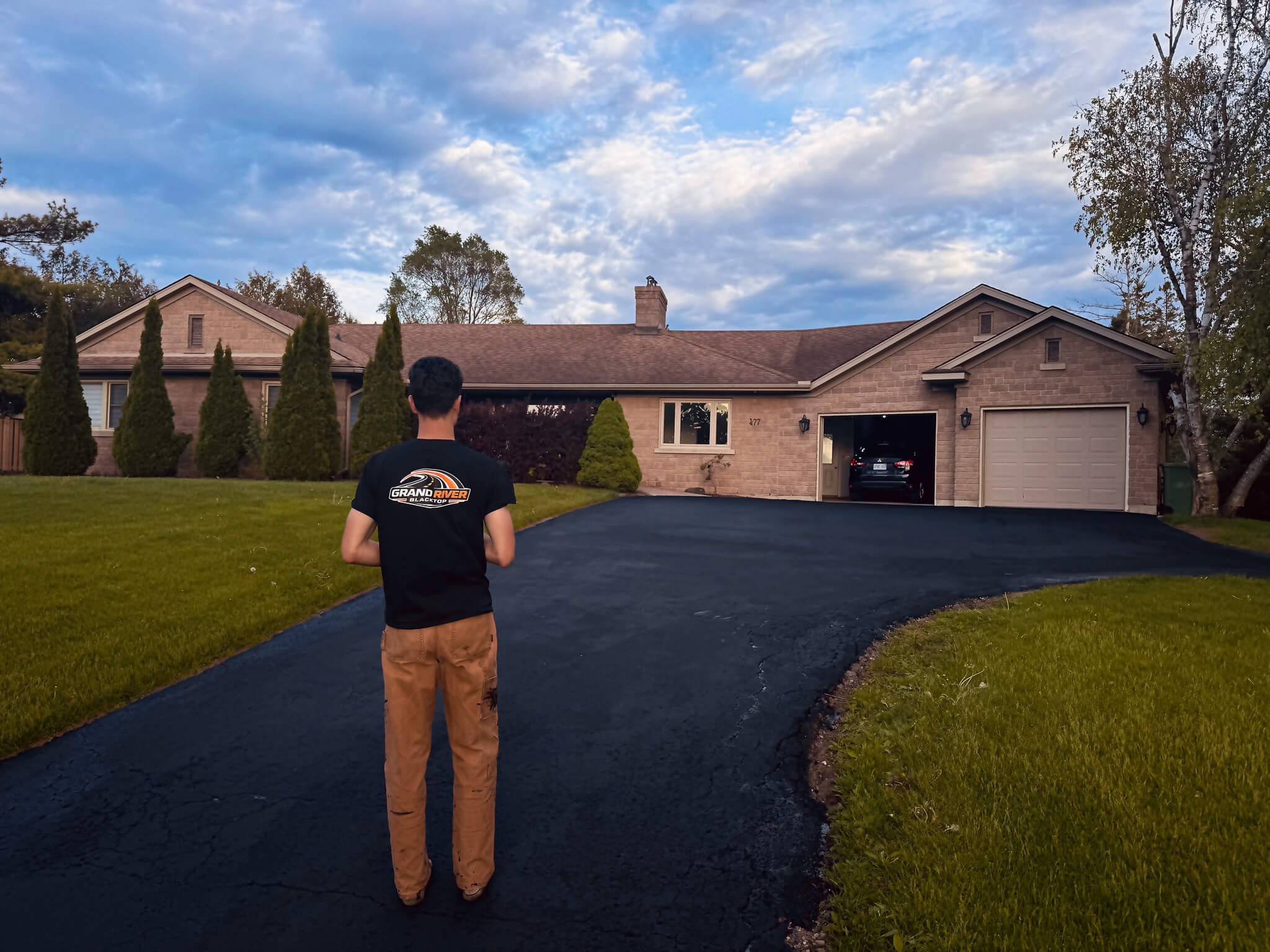 Before and after driveway sealing result